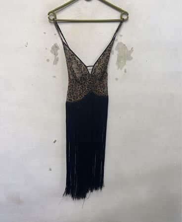 Spitzenkleid mit Leopardenmuster und Fransen