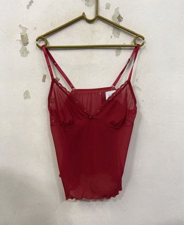 Rotes durchscheinendes Camisole mit Spitzensaum