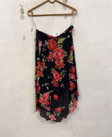 Schwarzer Blumenmuster-Rock mit asymmetrischem Schnitt