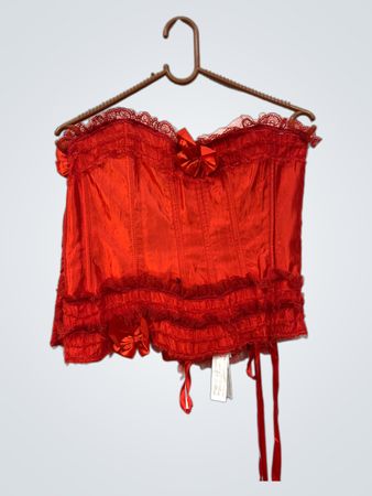 Rotes Korsett mit Spitzenbesatz