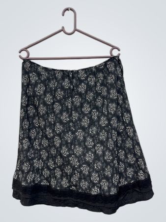 Ever-Lyne schwarzer Blumenmuster-Rock