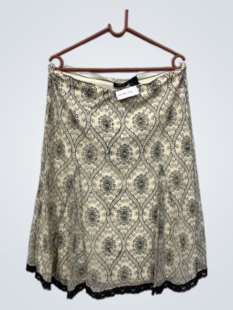 RQT Creme und schwarzer Midirock mit Blumen-Spitzenbesatz