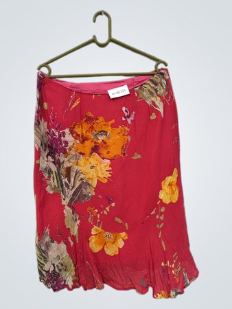 Roter Rock mit Blumenmuster
