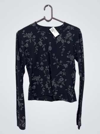 Schwarzes Langarmoberteil mit Blumenmuster