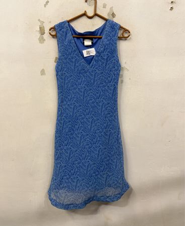 Positive Einstellung Blaues Blattmuster-Kleid