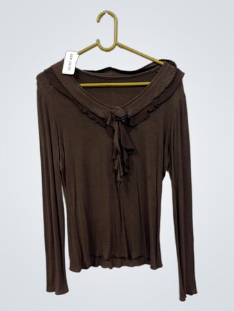 Braunes Langarmshirt mit gerafftem/volantbesetztem Halsausschnitt