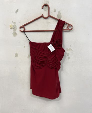 Rotes One-Shoulder-Oberteil mit Raffung und Blumenakzent