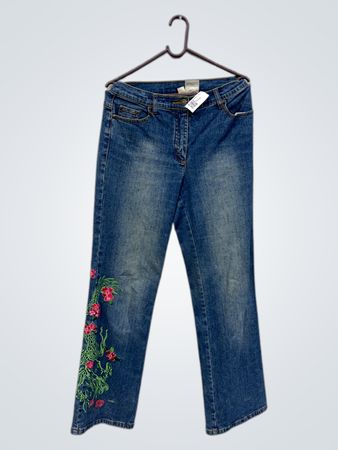 Blaue Jeans mit Blumenstickerei