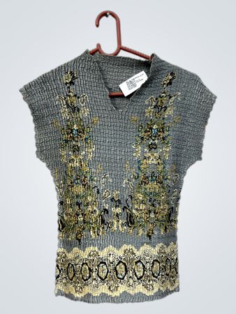 Zerknautschtes graues Top mit Blumenmuster