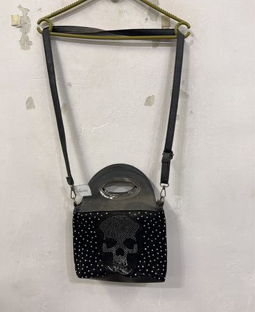 Schwarze Handtasche mit Totenkopf-Design