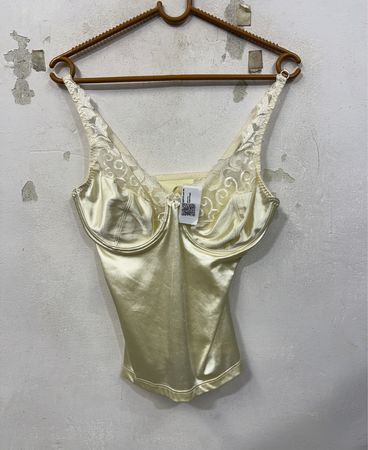 Gelbes Satin-Camisole mit Spitzenbesatz