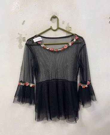 Schwarzes Netzoberteil mit Blumenbesatz
