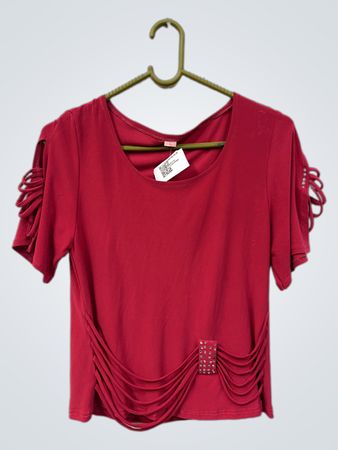 Rotes gerafftes Oberteil mit verzierten Ärmeln