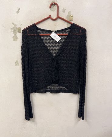 Schwarze kurz geschnittene Spitzenstrickjacke