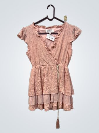 Rosa Spitzenkleid mit Stufenrock und Quasten-Gürtel
