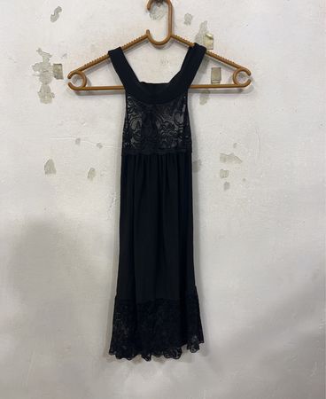 Schwarzes Kleid mit Spitzenbesatz