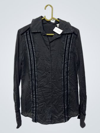 Schwarzes Hemd mit Knopfleiste, Samt- und Rüschen-Details