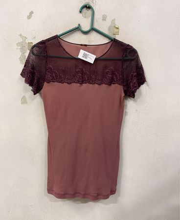 Pinkes T-Shirt mit Spitzärmeln