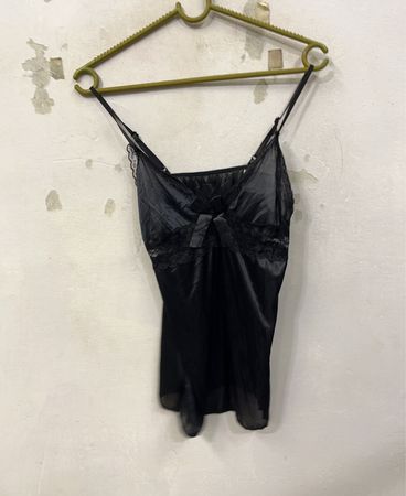 Schwarzes Satin-Cami mit Spitzenbesatz und Schleifendetail