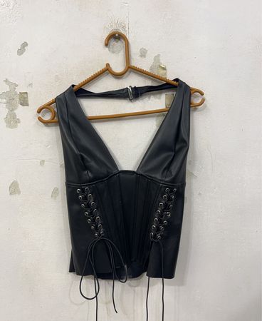 Schwarzes Korsett-Top mit Schnürdetail