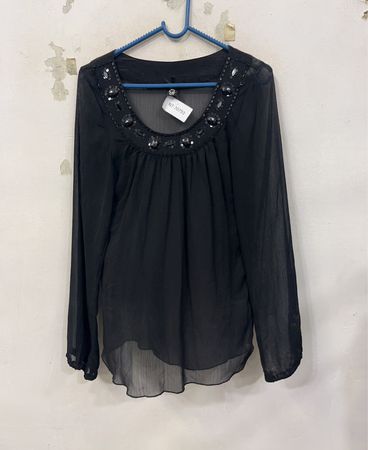 Schwarze Bluse mit verziertem Ausschnitt
