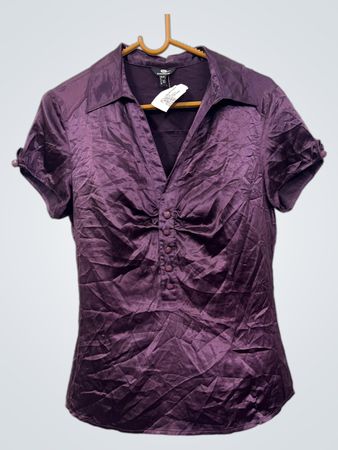 HINTERGRUND Lila Kurzarm-Bluse mit Kragen