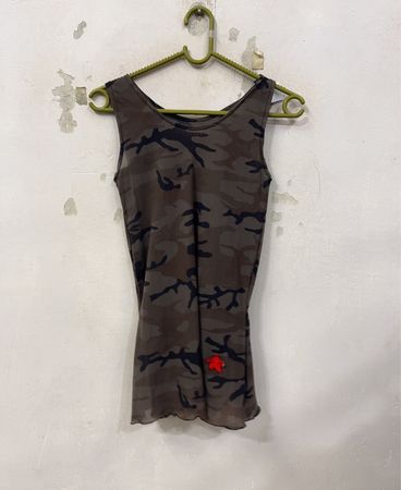 Camouflage-Trägershirt mit rotem Akzent