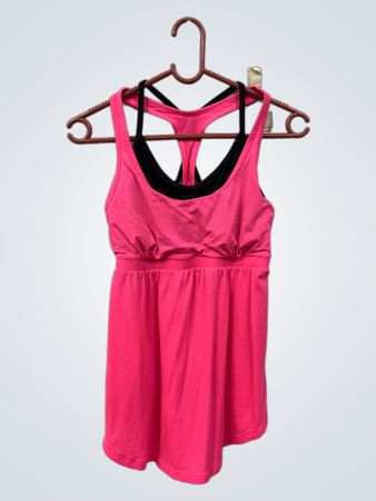 Pinkes Tanktop mit integriertem BH