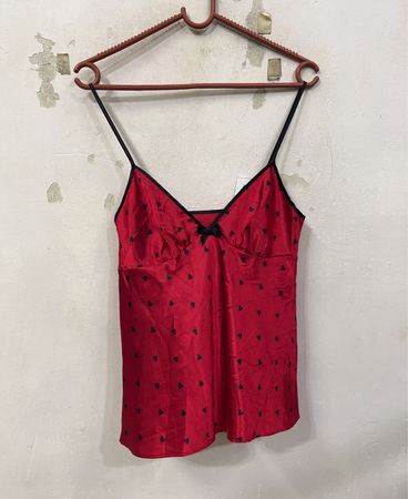 Rotes Hemdchen mit schwarzem Herzmuster