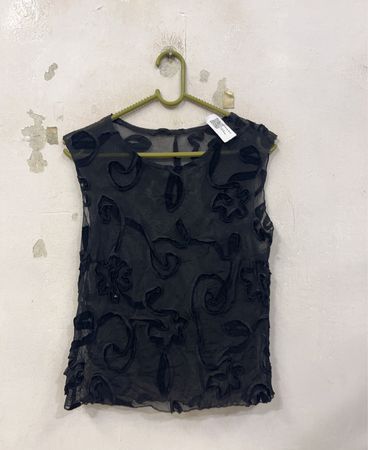 Schwarzes transparentes ärmelloses Oberteil mit Blumen- und Wirbelapplikationen