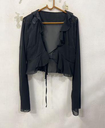 Schwarzer transparenter kurz geschnittener Cardigan mit Rüschen und Bindeverschluss