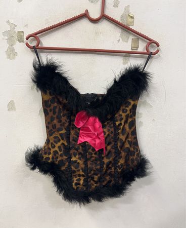 Leoprint-Korsett mit schwarzem Besatz und rosa Schleife