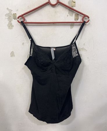 Schwarzes Trägershirt mit Spitzenbesatz