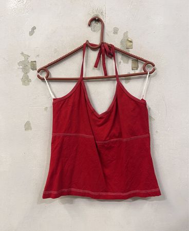 Rotes Neckholder-Top mit weißen Nähten