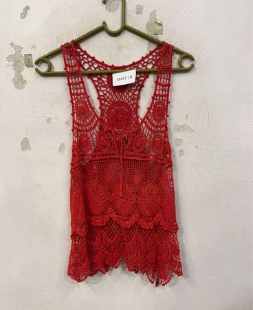 Rotes gehäkeltes Tanktop