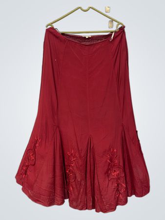 Joon roter Midirock mit Blumenstickerei