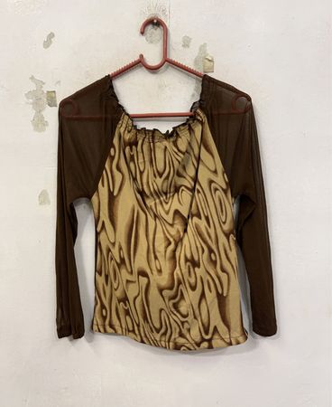 Braunes Mesh-Top mit Wirbelmuster