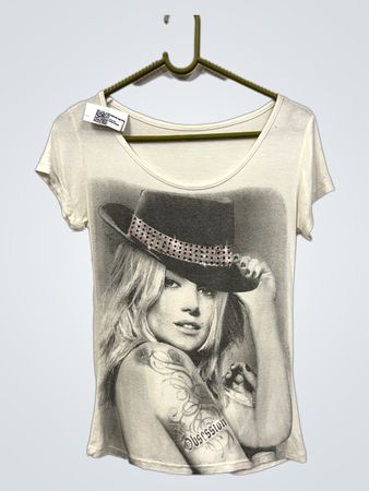 Weißes T-Shirt mit Grafikdruck einer Frau, die einen Hut trägt