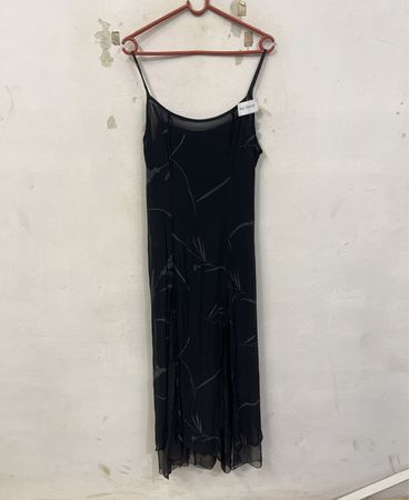 Schwarzes Slipkleid mit Blumenmuster