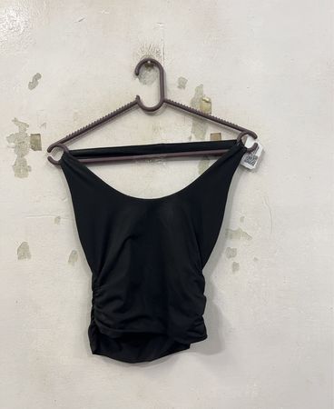 Schwarzes gerafftes Neckholder-Top