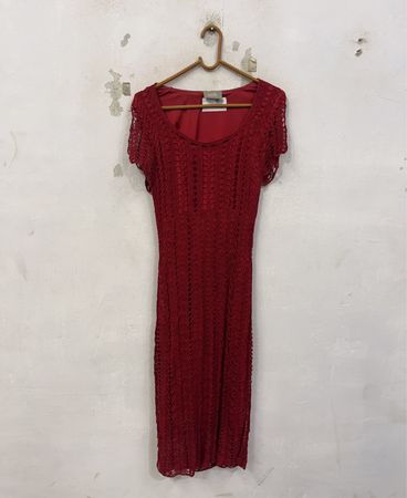 Wallis rotes Midikleid aus Strick