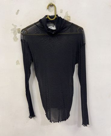 JOFRATI Schwarzes Polka-Dot-Mesh-Rollkragen-Oberteil