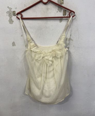 Creméfarbenes Camisole mit floralen Verzierungen und gepunkteter Textur