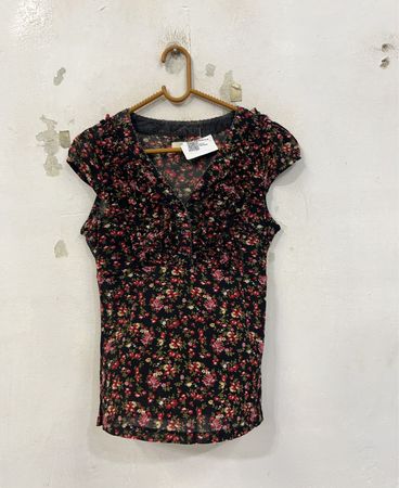 Schwarzes Top mit Blumenmuster und gerafftem Ausschnitt