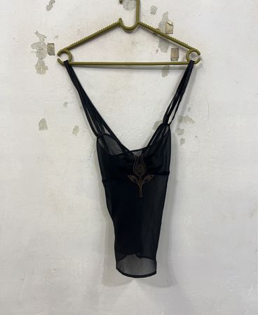 Schwarzes transparentes Oberteil mit Blumenstickerei und Etikett NT-55692