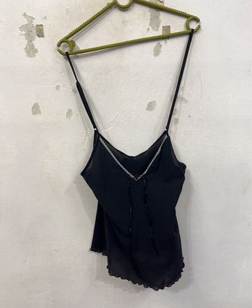 Schwarzes Camisole mit dekorativer Borte
