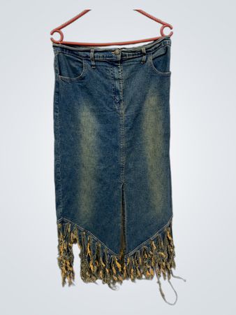Denim-Midirock mit fransigem Saum