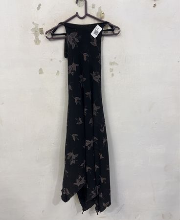 Schwarzes ärmelloses Kleid mit Blumenmuster
