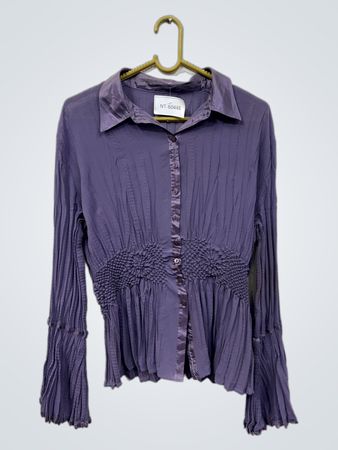 Lila gekräuselte Bluse mit Knopfleiste vorne