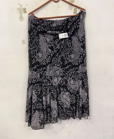 Schwarzer Rock mit Paisley-Muster